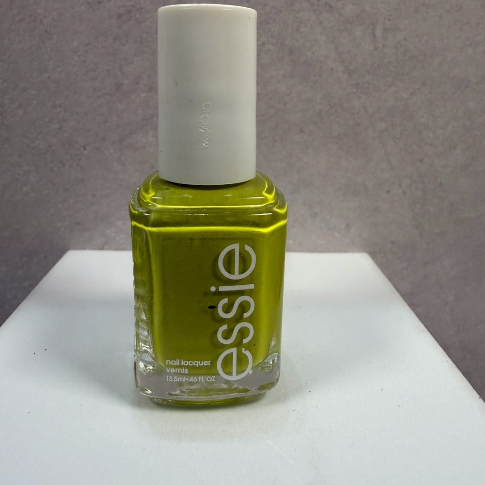 🩷5/$10 Essie Lime Green Nail Lacquer